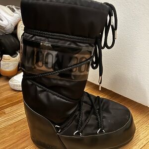 Moon boot icon glance black on black